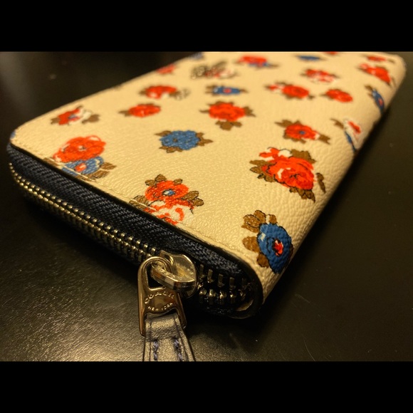 Authentic Coach Wallet. - Picture 3 of 5